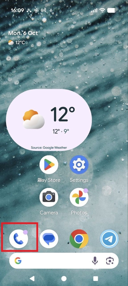 Capture d'&eacute;cran de l'&eacute;cran d'accueil du Google Pixel montrant l'ic&ocirc;ne de l'application T&eacute;l&eacute;phone en surbrillance