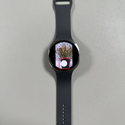 Kori&scaron;tenje gumba okidača na satu za snimanje fotografije