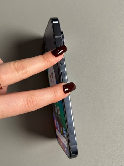 Hand die tegelijkertijd op de aan/uit-knop en de volume-omlaagknop drukt op een Google Pixel 10.