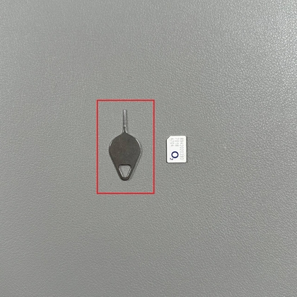 SIM i&scaron;stūmimo įrankis ir sąvaržėlė ant stalo