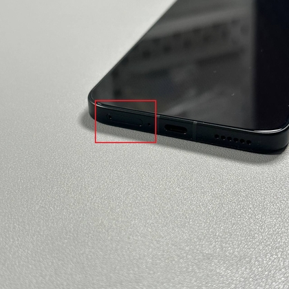 Apatinis POCO F7 kra&scaron;tas, pabrėžiantis SIM dėklo skylę