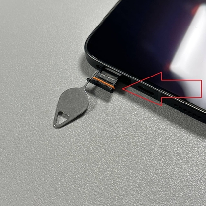 Pir&scaron;tai i&scaron;traukia SIM dėklą i&scaron; POCO F7