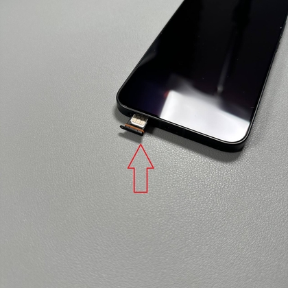 SIM dėklo stūmimas atgal į POCO F7