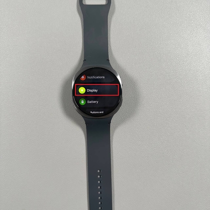Menyu ya mipangilio kwenye Samsung Galaxy Watch 8 ikionyesha chaguo za Onyesho