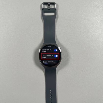 Gusa skrini ili kuamsha mpangilio kwenye Samsung Galaxy Watch 8