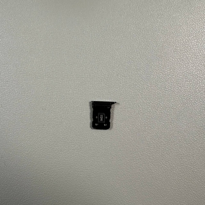 Lege SIM-lade met SIM-slots.