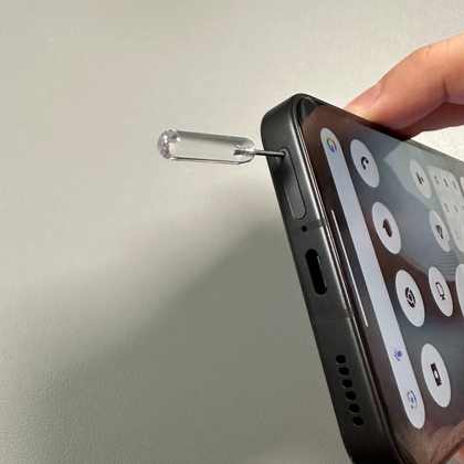 De SIM-uitwerptool plaatsen.