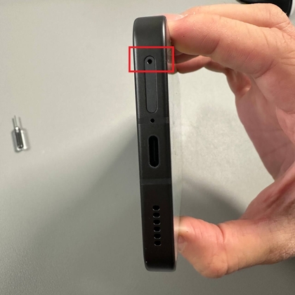 Het SIM-lade gat lokaliseren aan de onderkant van de telefoon.