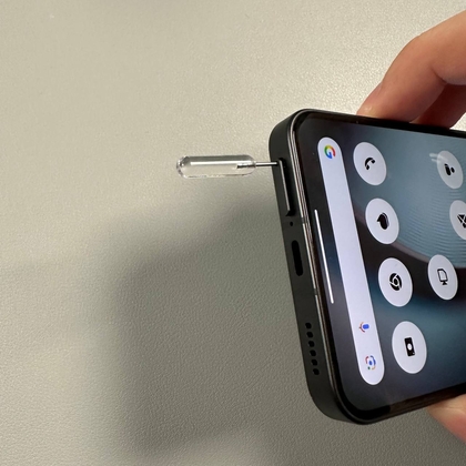 De SIM-lade springt eruit.