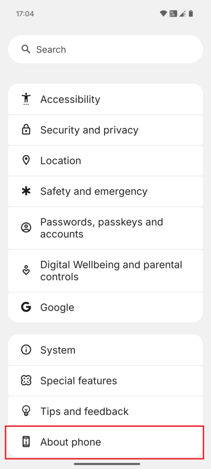Sk&aelig;rmbillede af bunden af Indstillinger-menuen, der viser indstillingen 'Om telefonen' fremh&aelig;vet.