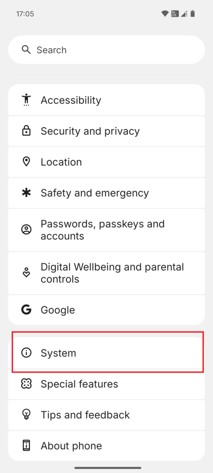 Sk&aelig;rmbillede af hovedmenuen Indstillinger med indstillingen 'System' fremh&aelig;vet.