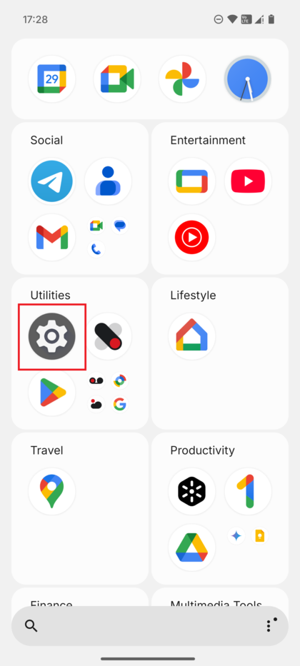 Sk&aelig;rmbillede af Nothing Phone (3)'s startsk&aelig;rm med ikonet for Indstillinger-appen fremh&aelig;vet.