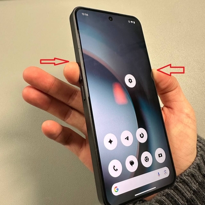 Eine Hand dr&uuml;ckt sowohl die Ein-/Aus-Taste als auch die Lauter-Taste am Nothing Phone (3).