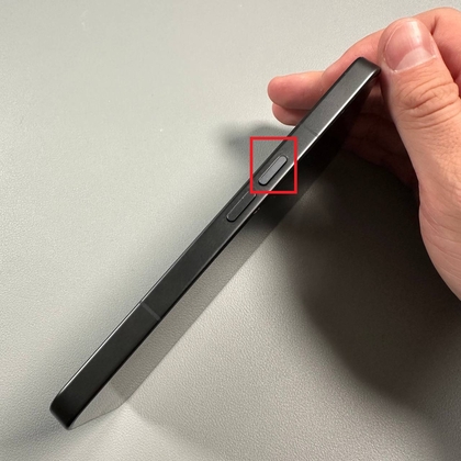 Nahaufnahme der linken Seite des Nothing Phone (3), die die Lauter-Taste hervorhebt.