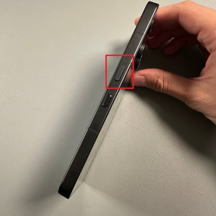 Nahaufnahme der rechten Seite des Nothing Phone (3), die die Ein-/Aus-Taste hervorhebt.