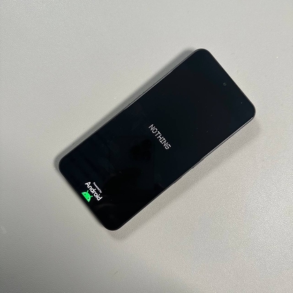 Der Bildschirm des Nothing Phone (3) zeigt das Nothing-Logo an, was auf einen Neustart hindeutet.