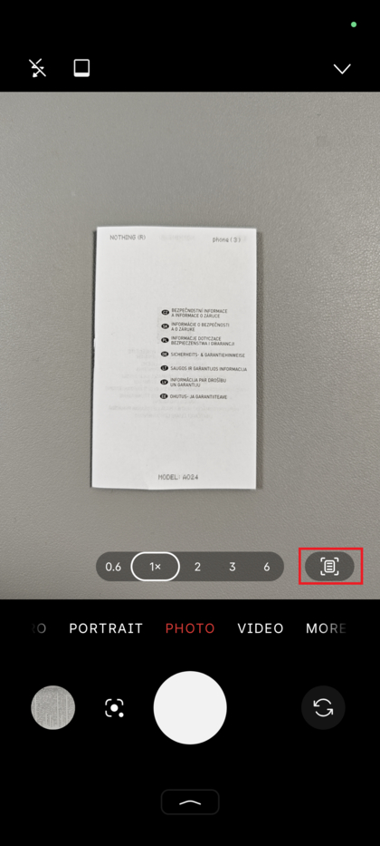 Eine Nahaufnahme der Nothing Phone Kameraoberfl&auml;che, die das Dokumentsymbol unten rechts zeigt.