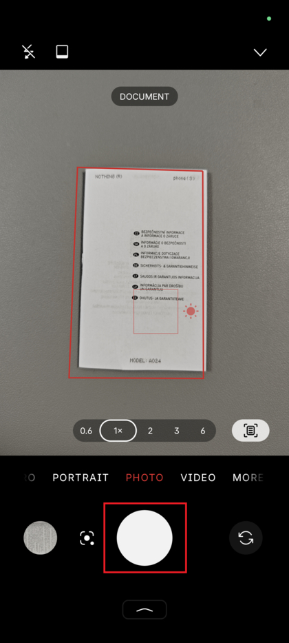 Der Kamerabildschirm des Nothing Phones zeigt, wie der Ausl&ouml;ser gedr&uuml;ckt wird.