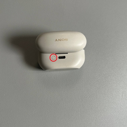 Reset-Taste am Sony Kopfh&ouml;rer-Etui