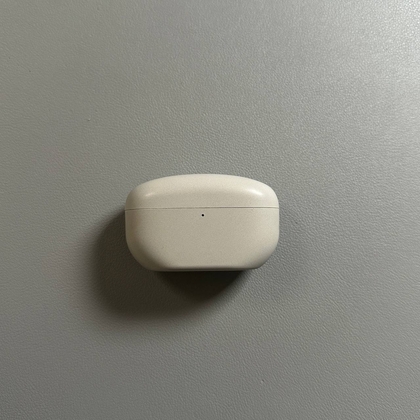 Sony Kopfh&ouml;rer im Ladeetui platziert