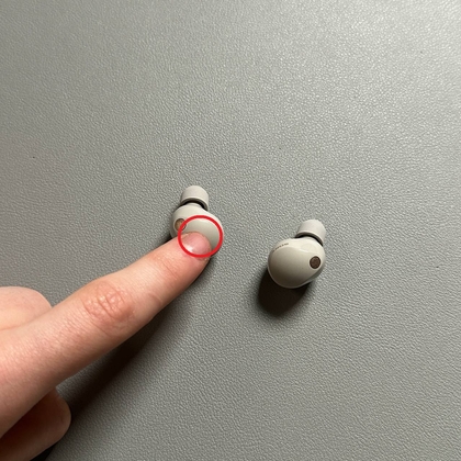 Illustration des doppelten Antippens des Earbud-Sensors