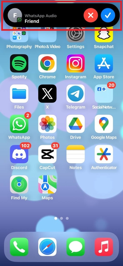 Smartphone-Bildschirm zeigt Benachrichtigung &uuml;ber eingehenden Anruf