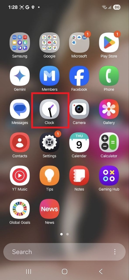 Galaxy A56 үй экранындағы сағат қолданбасының белгішесін түртіңіз