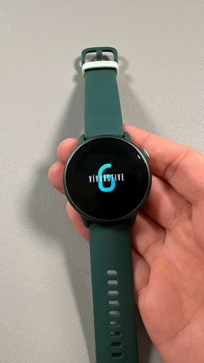 Garmin-Logo auf dem Bildschirm der Vivoactive 6