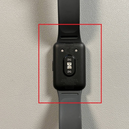 Pr&eacute;paration au retrait du bouton de lib&eacute;ration du bracelet sur le Samsung Galaxy Fit 3