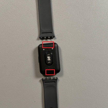 Appuyer sur le bouton de lib&eacute;ration du bracelet du Samsung Galaxy Fit 3