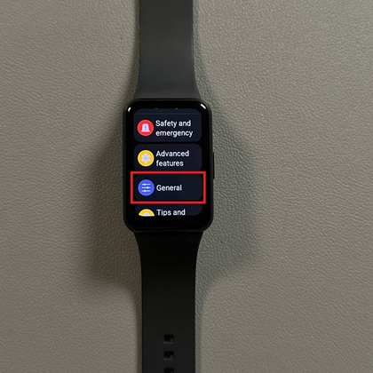 Stryg ned p&aring; Samsung Galaxy Fit 3 for at f&aring; adgang til indstillinger