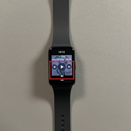 Administrar la reproducci&oacute;n y el control de volumen en Samsung Galaxy Fit 3