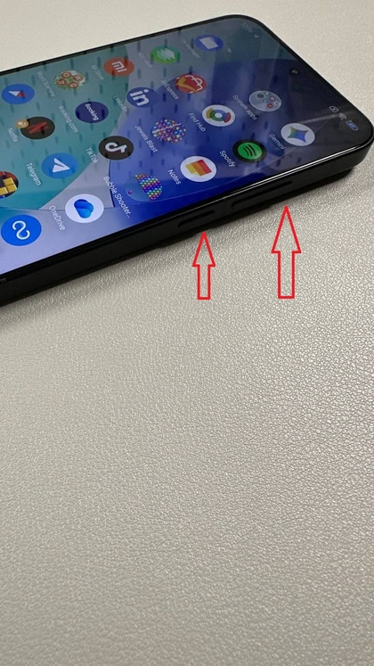 POCO F7 tlač&iacute;tko nap&aacute;jen&iacute; a tlač&iacute;tko pro zv&yacute;&scaron;en&iacute; hlasitosti