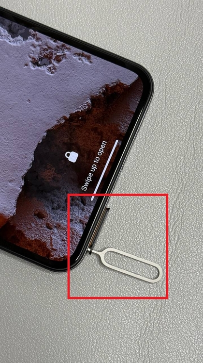 Inserimento dello strumento di espulsione per rimuovere il vassoio della SIM