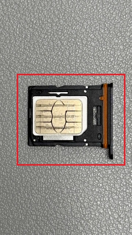 Inserimento della scheda SIM nel vassoio della SIM