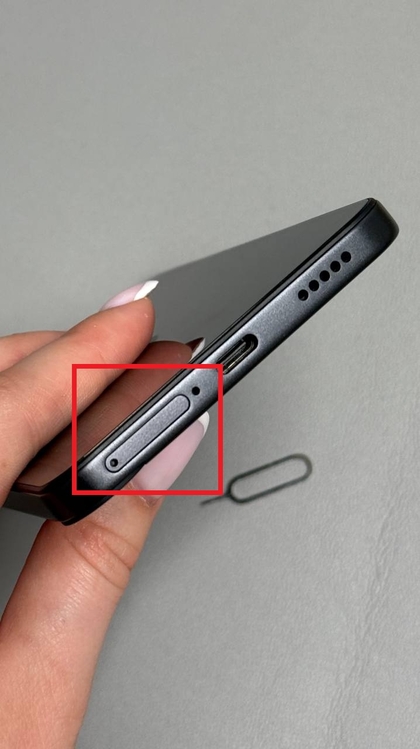 Posizione del vassoio della SIM sul CMF Phone 2 Pro