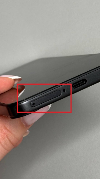 Reinserimento del vassoio della SIM nel telefono