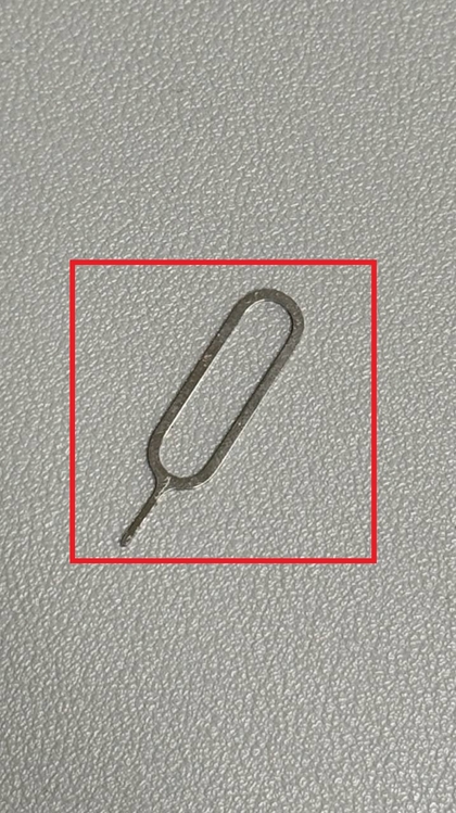 Strumento di espulsione SIM dalla confezione del CMF Phone 2 Pro