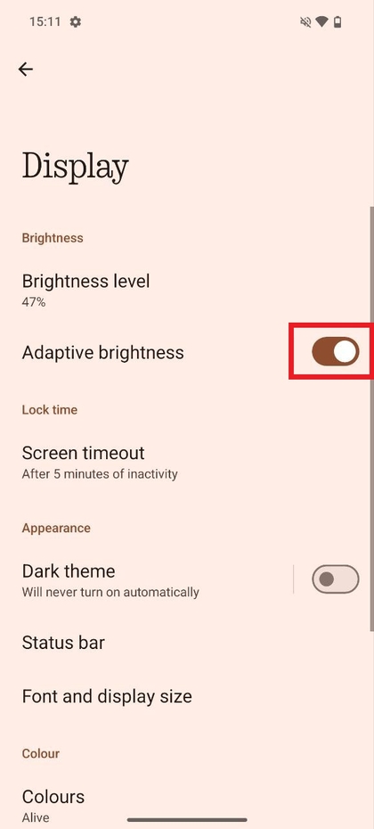 Adaptive Helligkeit in den Einstellungen aktivieren
