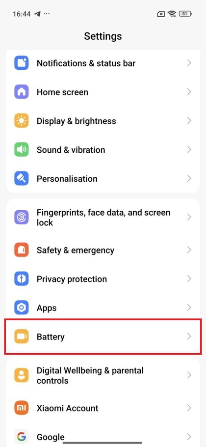 Settings (Einstellungen) Men&uuml;, das die Option Battery (Akku) hervorhebt