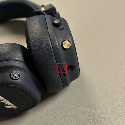 Indicator light blinking on Marshall Major V headphones