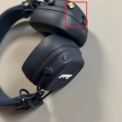 Indicator light on headphones flashing