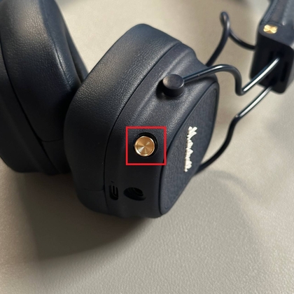 Multifunctional button on Marshall Major V headphones