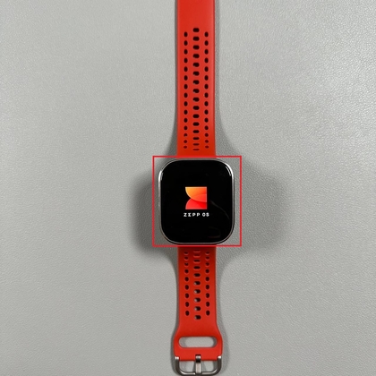 Amazfit Bip 6 che mostra il logo MS durante l'avvio