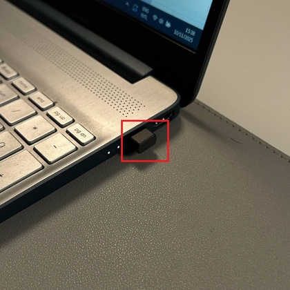 Insertion du r&eacute;cepteur Logi Bolt dans un port USB