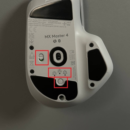 LED clignotante sur la Logitech MX Master 4 indiquant le mode jumelage