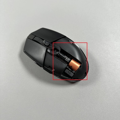 Insertion de la pile dans la souris Logitech G305