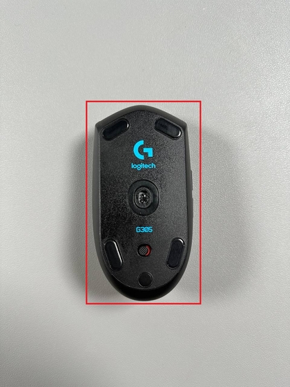 Arri&egrave;re de la Logitech G305 montrant l'interrupteur d'alimentation