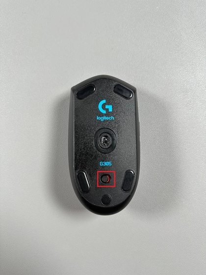 Interrupteur d'alimentation de la Logitech G305 r&eacute;gl&eacute; sur la position rouge (arr&ecirc;t)