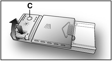Polnjenje posode za sredstvo za izpiranje Korak 2